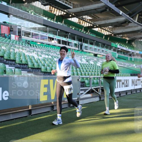 06.10.2024 - 19. swb-Marathon Bremen Yannick Fuchs http://msf.ph/oto/7358385 06.10.2024 10:39:29 Laufen im Stadion 7043, 7151, 7324, 7331, 7695, 7780, 7781, 7868, 7922, 7934, 7948, 7960, 8064, 8110, 8127, 8249, 8279, 8353, 8453, 8587, 8734, 8795, 8855, 8872, 8881, 8950, 9011, 9101, 9111 meine-sportfotos.de