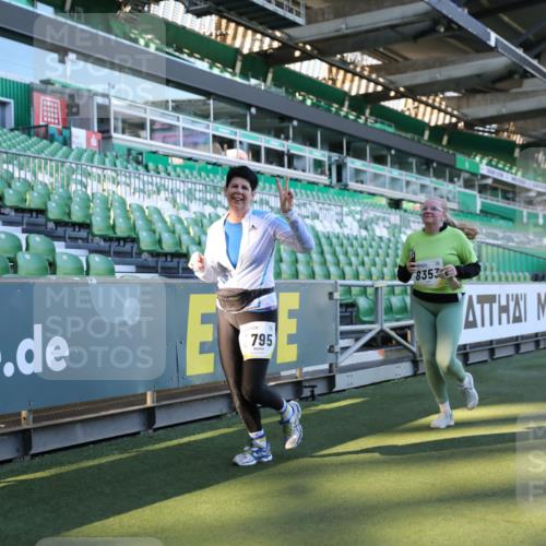 06.10.2024 - 19. swb-Marathon Bremen Yannick Fuchs http://msf.ph/oto/7358388 06.10.2024 10:39:29 Laufen im Stadion 7043, 7151, 7324, 7331, 7695, 7780, 7781, 7868, 7922, 7934, 7948, 7960, 8064, 8110, 8127, 8249, 8279, 8353, 8453, 8587, 8734, 8795, 8855, 8872, 8881, 8950, 9011, 9101, 9111 meine-sportfotos.de