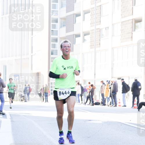 06.10.2024 - 19. swb-Marathon Bremen Matties Gatica Varas http://msf.ph/oto/7358392 06.10.2024 10:37:48 Laufen 8444 meine-sportfotos.de