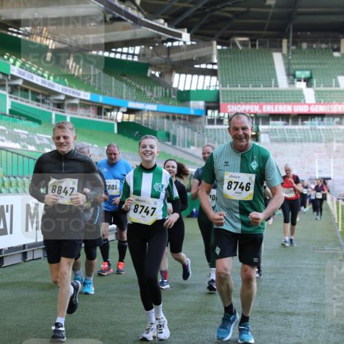 06.10.2024 - 19. swb-Marathon Bremen Yannick Fuchs http://msf.ph/oto/7358399 06.10.2024 10:41:17 Laufen im Stadion 7077, 7078, 7177, 7181, 7272, 7288, 7385, 7396, 7520, 7601, 7619, 7625, 7665, 7668, 7669, 7701, 7702, 7810, 7821, 7912, 7928, 8016, 8046, 8097, 8210, 8230, 8250, 8320, 8490, 8691, 8746, 8747, 8762, 8800, 8832, 8847, 8853, 8861, 8863, 8899, 8935, 8969, 8979 meine-sportfotos.de