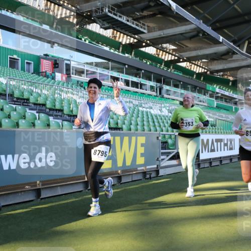 06.10.2024 - 19. swb-Marathon Bremen Yannick Fuchs http://msf.ph/oto/7358410 06.10.2024 10:39:29 Laufen im Stadion 7043, 7151, 7324, 7331, 7695, 7780, 7781, 7868, 7922, 7934, 7948, 7960, 8064, 8110, 8127, 8249, 8279, 8353, 8453, 8587, 8734, 8795, 8855, 8872, 8881, 8950, 9011, 9101, 9111 meine-sportfotos.de