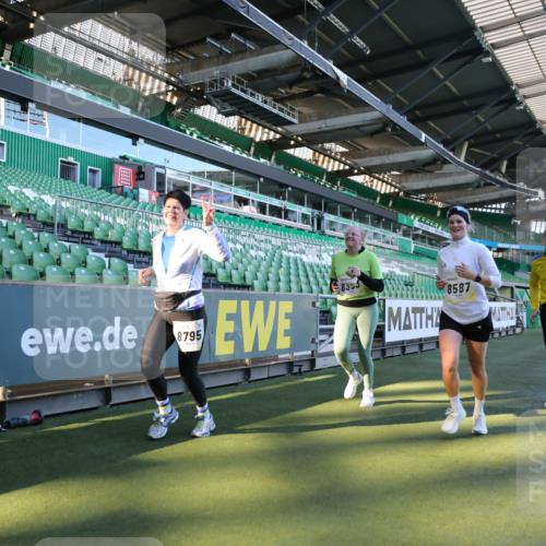 06.10.2024 - 19. swb-Marathon Bremen Yannick Fuchs http://msf.ph/oto/7358422 06.10.2024 10:39:29 Laufen im Stadion 7043, 7151, 7324, 7331, 7695, 7780, 7781, 7868, 7922, 7934, 7948, 7960, 8064, 8110, 8127, 8249, 8279, 8353, 8453, 8587, 8734, 8795, 8855, 8872, 8881, 8950, 9011, 9101, 9111 meine-sportfotos.de