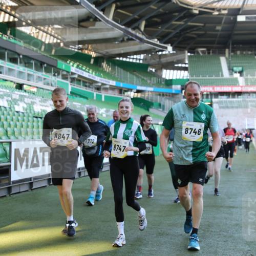 06.10.2024 - 19. swb-Marathon Bremen Yannick Fuchs http://msf.ph/oto/7358436 06.10.2024 10:41:18 Laufen im Stadion 7077, 7078, 7177, 7181, 7272, 7385, 7396, 7520, 7601, 7619, 7625, 7665, 7668, 7669, 7701, 7702, 7810, 7821, 7912, 7928, 8016, 8046, 8097, 8210, 8230, 8250, 8320, 8490, 8691, 8746, 8747, 8762, 8800, 8832, 8847, 8853, 8861, 8863, 8899, 8935, 8969, 8979 meine-sportfotos.de