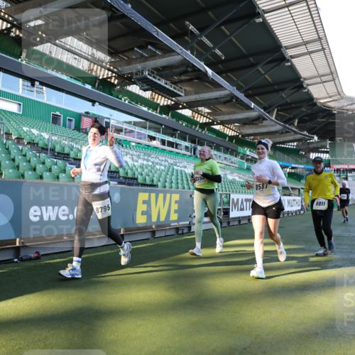 06.10.2024 - 19. swb-Marathon Bremen Yannick Fuchs http://msf.ph/oto/7358459 06.10.2024 10:39:29 Laufen im Stadion 7043, 7151, 7324, 7331, 7695, 7780, 7781, 7868, 7922, 7934, 7948, 7960, 8064, 8110, 8127, 8249, 8279, 8353, 8453, 8587, 8734, 8795, 8855, 8872, 8881, 8950, 9011, 9101, 9111 meine-sportfotos.de