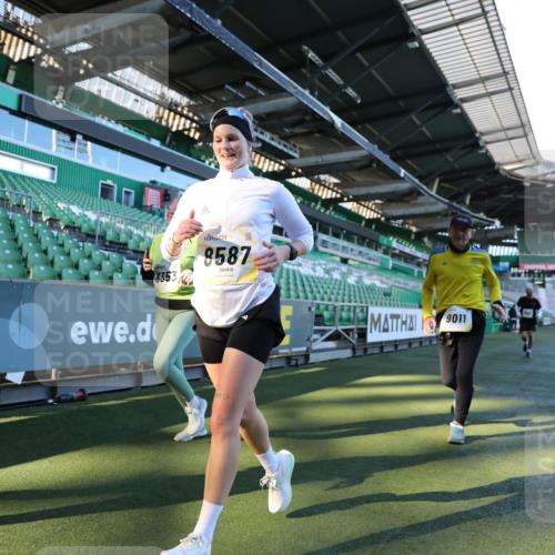06.10.2024 - 19. swb-Marathon Bremen Yannick Fuchs http://msf.ph/oto/7358479 06.10.2024 10:39:31 Laufen im Stadion 7043, 7151, 7324, 7331, 7347, 7695, 7780, 7781, 7868, 7922, 7948, 7960, 8110, 8127, 8249, 8279, 8353, 8453, 8587, 8734, 8795, 8855, 8872, 8881, 9011, 9101, 9111 meine-sportfotos.de