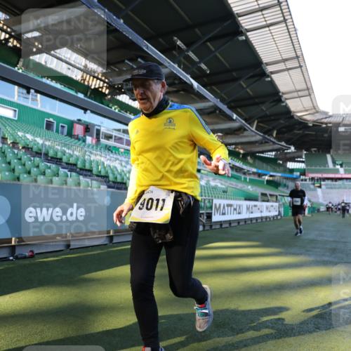 06.10.2024 - 19. swb-Marathon Bremen Yannick Fuchs http://msf.ph/oto/7358509 06.10.2024 10:39:32 Laufen im Stadion 7043, 7151, 7324, 7331, 7347, 7695, 7780, 7781, 7796, 7868, 7922, 7948, 7960, 8110, 8127, 8249, 8279, 8353, 8453, 8587, 8795, 8872, 8873, 8881, 9011, 9101, 9111 meine-sportfotos.de