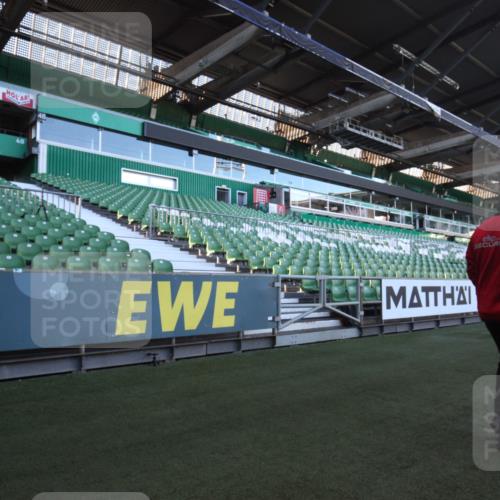 06.10.2024 - 19. swb-Marathon Bremen Yannick Fuchs http://msf.ph/oto/7358513 06.10.2024 09:58:06 Laufen im Stadion  meine-sportfotos.de