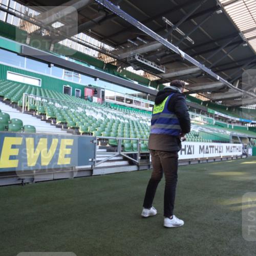 06.10.2024 - 19. swb-Marathon Bremen Yannick Fuchs http://msf.ph/oto/7358543 06.10.2024 09:59:15 Laufen im Stadion  meine-sportfotos.de