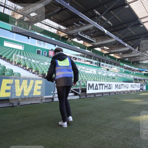 06.10.2024 - 19. swb-Marathon Bremen Yannick Fuchs http://msf.ph/oto/7358558 06.10.2024 09:59:16 Laufen im Stadion  meine-sportfotos.de