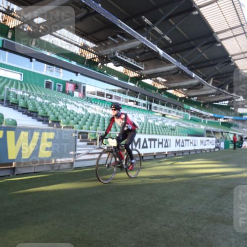 06.10.2024 - 19. swb-Marathon Bremen Yannick Fuchs http://msf.ph/oto/7358832 06.10.2024 10:16:37 Laufen im Stadion 44, 51, 7498, 8080, 8559, 8600 meine-sportfotos.de