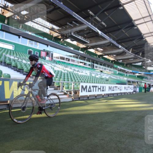 06.10.2024 - 19. swb-Marathon Bremen Yannick Fuchs http://msf.ph/oto/7358835 06.10.2024 10:16:38 Laufen im Stadion 44, 51, 7498, 8080, 8211, 8559, 8600 meine-sportfotos.de