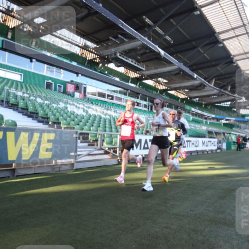 06.10.2024 - 19. swb-Marathon Bremen Yannick Fuchs http://msf.ph/oto/7358838 06.10.2024 10:16:42 Laufen im Stadion 44, 51, 7498, 8080, 8211, 8559, 8600 meine-sportfotos.de