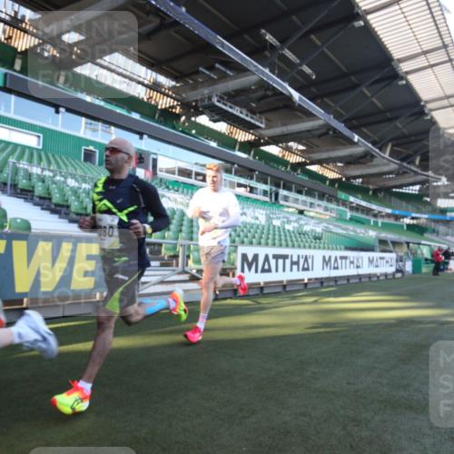 06.10.2024 - 19. swb-Marathon Bremen Yannick Fuchs http://msf.ph/oto/7358850 06.10.2024 10:16:43 Laufen im Stadion 44, 51, 7498, 8080, 8211, 8559, 8600 meine-sportfotos.de