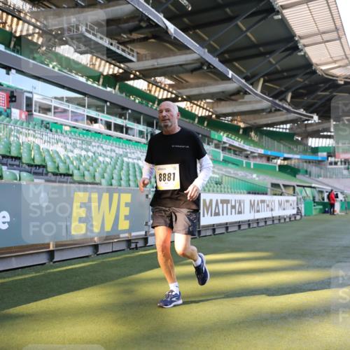 06.10.2024 - 19. swb-Marathon Bremen Yannick Fuchs http://msf.ph/oto/7358860 06.10.2024 10:39:35 Laufen im Stadion 7010, 7043, 7151, 7322, 7347, 7695, 7707, 7780, 7781, 7796, 7799, 7868, 7922, 7948, 7960, 8110, 8127, 8249, 8279, 8353, 8453, 8587, 8795, 8872, 8873, 8881, 9011, 9101, 9111 meine-sportfotos.de