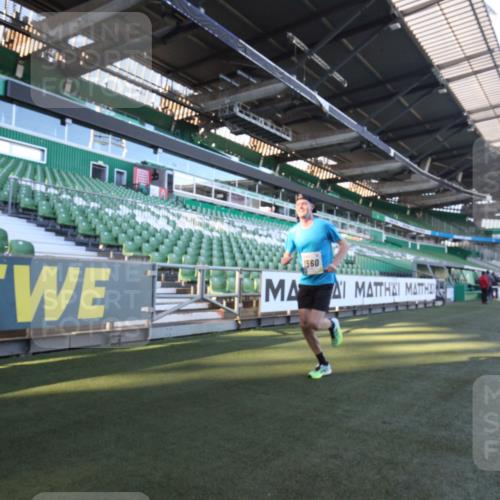 06.10.2024 - 19. swb-Marathon Bremen Yannick Fuchs http://msf.ph/oto/7358861 06.10.2024 10:17:14 Laufen im Stadion 44, 51, 8080, 8211, 8560, 8600 meine-sportfotos.de
