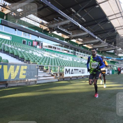 06.10.2024 - 19. swb-Marathon Bremen Yannick Fuchs http://msf.ph/oto/7358869 06.10.2024 10:17:25 Laufen im Stadion 8500, 8560, 9039 meine-sportfotos.de