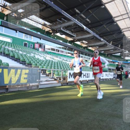 06.10.2024 - 19. swb-Marathon Bremen Yannick Fuchs http://msf.ph/oto/7358874 06.10.2024 10:17:54 Laufen im Stadion 8371, 8500, 8846, 9039, 9063 meine-sportfotos.de