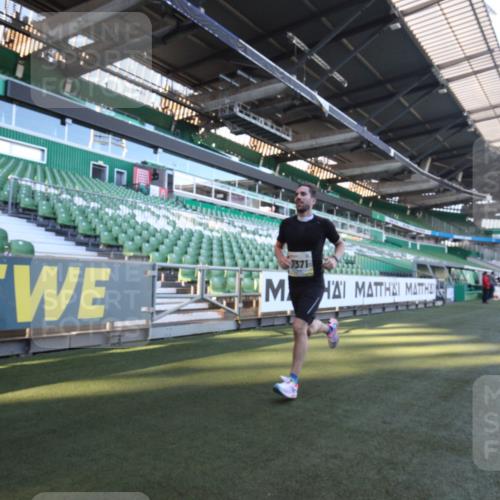 06.10.2024 - 19. swb-Marathon Bremen Yannick Fuchs http://msf.ph/oto/7358884 06.10.2024 10:17:55 Laufen im Stadion 8371, 8500, 8846, 9039, 9063 meine-sportfotos.de
