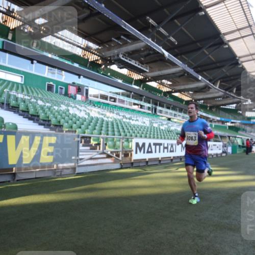 06.10.2024 - 19. swb-Marathon Bremen Yannick Fuchs http://msf.ph/oto/7358891 06.10.2024 10:18:01 Laufen im Stadion 8371, 8513, 8780, 8846, 9063 meine-sportfotos.de