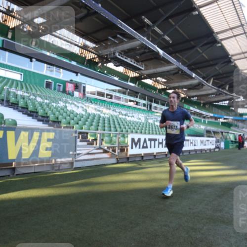 06.10.2024 - 19. swb-Marathon Bremen Yannick Fuchs http://msf.ph/oto/7358899 06.10.2024 10:18:06 Laufen im Stadion 8371, 8513, 8753, 8780, 8846, 9063 meine-sportfotos.de