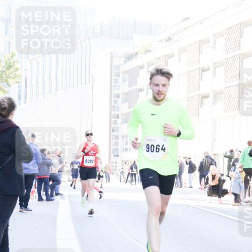 06.10.2024 - 19. swb-Marathon Bremen Matties Gatica Varas http://msf.ph/oto/7358900 06.10.2024 10:38:17 Laufen 9082, 9064 meine-sportfotos.de