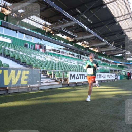 06.10.2024 - 19. swb-Marathon Bremen Yannick Fuchs http://msf.ph/oto/7358922 06.10.2024 10:18:13 Laufen im Stadion 8300, 8371, 8513, 8647, 8753, 8780, 8846, 9063 meine-sportfotos.de