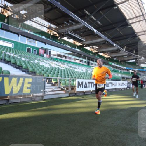 06.10.2024 - 19. swb-Marathon Bremen Yannick Fuchs http://msf.ph/oto/7358936 06.10.2024 10:18:22 Laufen im Stadion 8300, 8371, 8513, 8647, 8753, 8780, 8846, 9063 meine-sportfotos.de