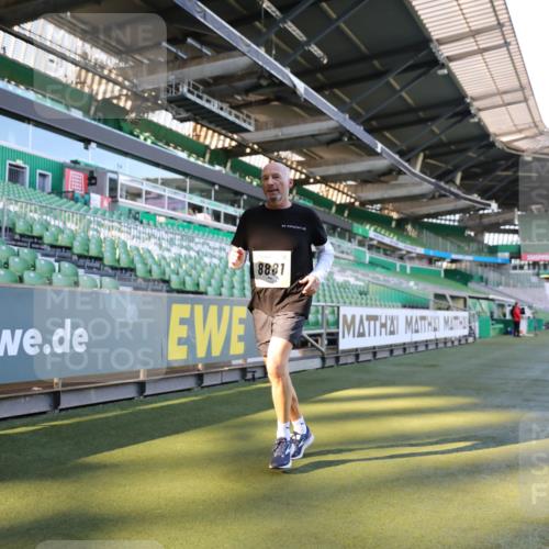 06.10.2024 - 19. swb-Marathon Bremen Yannick Fuchs http://msf.ph/oto/7358941 06.10.2024 10:39:35 Laufen im Stadion 7010, 7043, 7151, 7322, 7347, 7695, 7707, 7780, 7781, 7796, 7799, 7868, 7922, 7948, 7960, 8110, 8127, 8249, 8279, 8353, 8453, 8587, 8795, 8872, 8873, 8881, 9011, 9101, 9111 meine-sportfotos.de