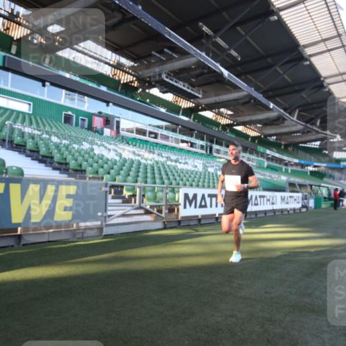 06.10.2024 - 19. swb-Marathon Bremen Yannick Fuchs http://msf.ph/oto/7358947 06.10.2024 10:18:23 Laufen im Stadion 8300, 8371, 8513, 8647, 8753, 8780, 8846, 9063 meine-sportfotos.de