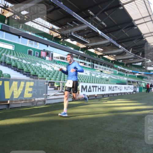 06.10.2024 - 19. swb-Marathon Bremen Yannick Fuchs http://msf.ph/oto/7358957 06.10.2024 10:18:36 Laufen im Stadion 7247, 7838, 8300, 8513, 8647, 8753, 8780, 9063 meine-sportfotos.de
