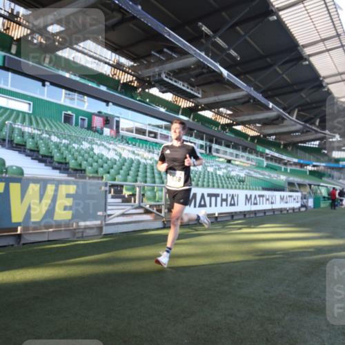 06.10.2024 - 19. swb-Marathon Bremen Yannick Fuchs http://msf.ph/oto/7358969 06.10.2024 10:18:46 Laufen im Stadion 7247, 7838, 8300, 8647, 8664, 8753 meine-sportfotos.de