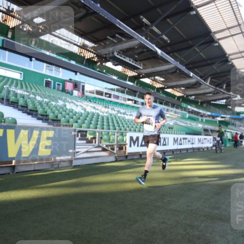 06.10.2024 - 19. swb-Marathon Bremen Yannick Fuchs http://msf.ph/oto/7358979 06.10.2024 10:18:51 Laufen im Stadion 7247, 7838, 8300, 8543, 8647, 8664, 8735, 8750 meine-sportfotos.de