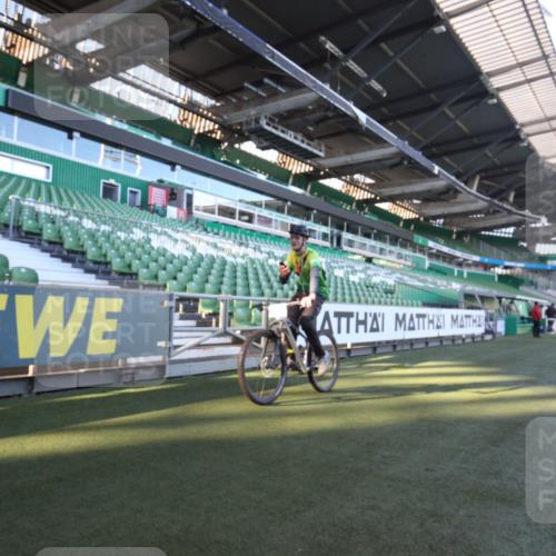 06.10.2024 - 19. swb-Marathon Bremen Yannick Fuchs http://msf.ph/oto/7358994 06.10.2024 10:18:55 Laufen im Stadion 7247, 7838, 8300, 8543, 8647, 8664, 8735, 8750 meine-sportfotos.de