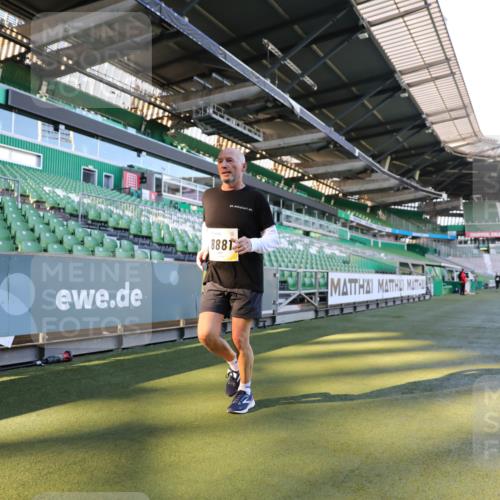 06.10.2024 - 19. swb-Marathon Bremen Yannick Fuchs http://msf.ph/oto/7358998 06.10.2024 10:39:35 Laufen im Stadion 7010, 7043, 7151, 7322, 7347, 7695, 7707, 7780, 7781, 7796, 7799, 7868, 7922, 7948, 7960, 8110, 8127, 8249, 8279, 8353, 8453, 8587, 8795, 8872, 8873, 8881, 9011, 9101, 9111 meine-sportfotos.de