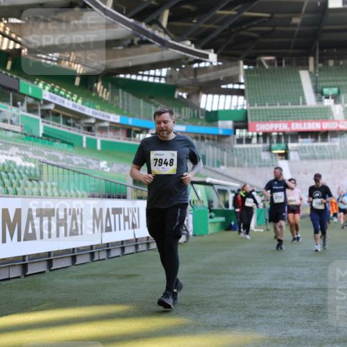 06.10.2024 - 19. swb-Marathon Bremen Yannick Fuchs http://msf.ph/oto/7359003 06.10.2024 10:39:44 Laufen im Stadion 7010, 7151, 7322, 7347, 7624, 7695, 7707, 7796, 7799, 7922, 7948, 7960, 8110, 8127, 8249, 8279, 8375, 8453, 8505, 8587, 8632, 8773, 8873, 8881, 9011, 9101, 9111 meine-sportfotos.de