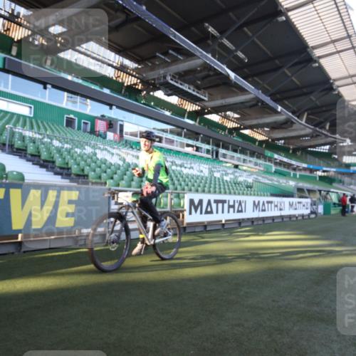06.10.2024 - 19. swb-Marathon Bremen Yannick Fuchs http://msf.ph/oto/7359005 06.10.2024 10:18:55 Laufen im Stadion 7247, 7838, 8300, 8543, 8647, 8664, 8735, 8750 meine-sportfotos.de