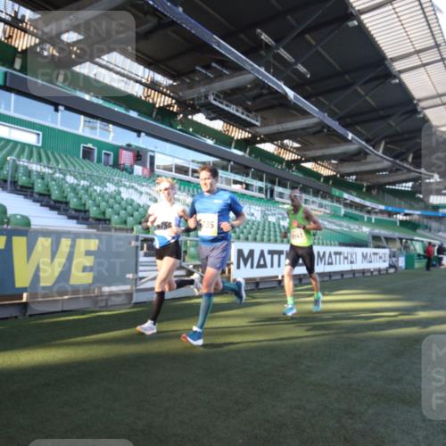 06.10.2024 - 19. swb-Marathon Bremen Yannick Fuchs http://msf.ph/oto/7359011 06.10.2024 10:19:01 Laufen im Stadion 7190, 7247, 7838, 8543, 8664, 8735, 8750 meine-sportfotos.de