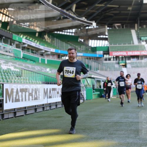 06.10.2024 - 19. swb-Marathon Bremen Yannick Fuchs http://msf.ph/oto/7359016 06.10.2024 10:39:44 Laufen im Stadion 7010, 7151, 7322, 7347, 7624, 7695, 7707, 7796, 7799, 7922, 7948, 7960, 8110, 8127, 8249, 8279, 8375, 8453, 8505, 8587, 8632, 8773, 8873, 8881, 9011, 9101, 9111 meine-sportfotos.de