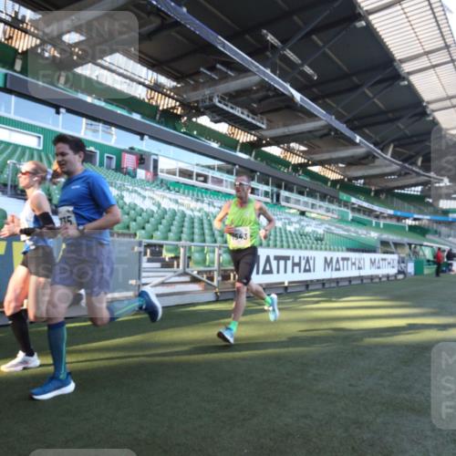 06.10.2024 - 19. swb-Marathon Bremen Yannick Fuchs http://msf.ph/oto/7359020 06.10.2024 10:19:01 Laufen im Stadion 7190, 7247, 7838, 8543, 8664, 8735, 8750 meine-sportfotos.de