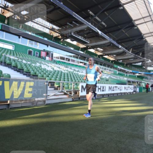 06.10.2024 - 19. swb-Marathon Bremen Yannick Fuchs http://msf.ph/oto/7359026 06.10.2024 10:19:08 Laufen im Stadion 7190, 7247, 7838, 8543, 8664, 8735, 8750 meine-sportfotos.de