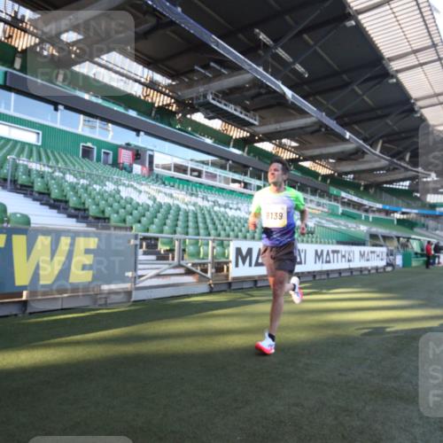 06.10.2024 - 19. swb-Marathon Bremen Yannick Fuchs http://msf.ph/oto/7359034 06.10.2024 10:19:20 Laufen im Stadion 7190, 8139, 8543, 8664, 8735, 8750 meine-sportfotos.de