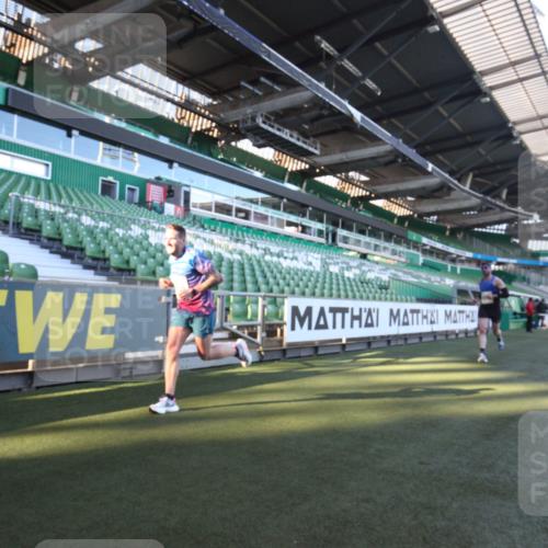 06.10.2024 - 19. swb-Marathon Bremen Yannick Fuchs http://msf.ph/oto/7359041 06.10.2024 10:19:33 Laufen im Stadion 7190, 8139, 8423, 8531, 8543, 8655, 8735, 8750, 8788, 8938 meine-sportfotos.de