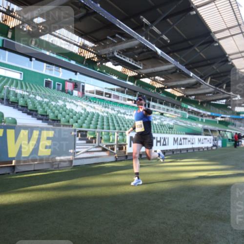 06.10.2024 - 19. swb-Marathon Bremen Yannick Fuchs http://msf.ph/oto/7359049 06.10.2024 10:19:34 Laufen im Stadion 7190, 8139, 8423, 8442, 8531, 8655, 8788, 8938 meine-sportfotos.de