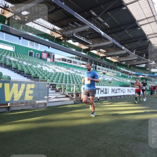 06.10.2024 - 19. swb-Marathon Bremen Yannick Fuchs http://msf.ph/oto/7359055 06.10.2024 10:19:41 Laufen im Stadion 7098, 8139, 8423, 8442, 8531, 8577, 8655, 8788, 8791, 8938, 8983 meine-sportfotos.de