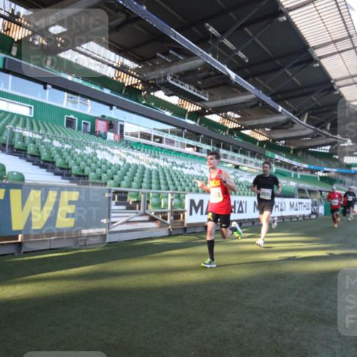 06.10.2024 - 19. swb-Marathon Bremen Yannick Fuchs http://msf.ph/oto/7359061 06.10.2024 10:19:43 Laufen im Stadion 7098, 8139, 8423, 8442, 8531, 8577, 8655, 8788, 8791, 8938, 8983 meine-sportfotos.de