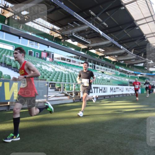 06.10.2024 - 19. swb-Marathon Bremen Yannick Fuchs http://msf.ph/oto/7359065 06.10.2024 10:19:43 Laufen im Stadion 7098, 8139, 8423, 8442, 8531, 8577, 8655, 8788, 8791, 8938, 8983 meine-sportfotos.de