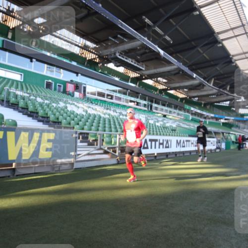 06.10.2024 - 19. swb-Marathon Bremen Yannick Fuchs http://msf.ph/oto/7359074 06.10.2024 10:19:45 Laufen im Stadion 7098, 8139, 8423, 8442, 8531, 8577, 8655, 8788, 8791, 8938, 8983 meine-sportfotos.de