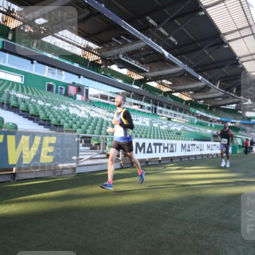 06.10.2024 - 19. swb-Marathon Bremen Yannick Fuchs http://msf.ph/oto/7359109 06.10.2024 10:19:53 Laufen im Stadion 7098, 8139, 8423, 8442, 8531, 8577, 8655, 8681, 8788, 8791, 8938, 8983 meine-sportfotos.de