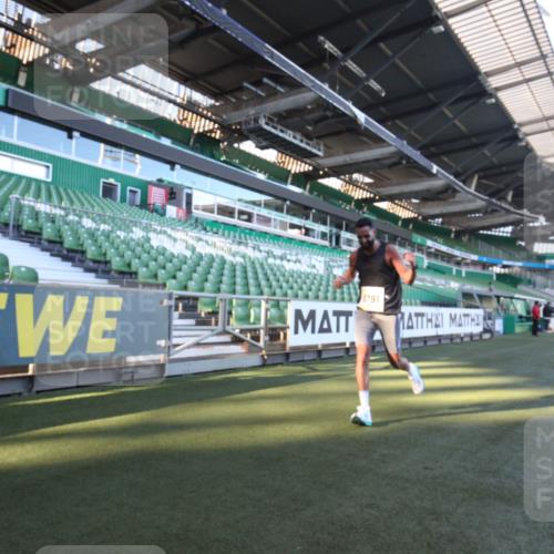 06.10.2024 - 19. swb-Marathon Bremen Yannick Fuchs http://msf.ph/oto/7359122 06.10.2024 10:19:54 Laufen im Stadion 7098, 8139, 8423, 8442, 8531, 8577, 8655, 8681, 8788, 8791, 8938, 8983 meine-sportfotos.de