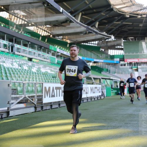 06.10.2024 - 19. swb-Marathon Bremen Yannick Fuchs http://msf.ph/oto/7359125 06.10.2024 10:39:45 Laufen im Stadion 7010, 7151, 7322, 7347, 7624, 7695, 7707, 7796, 7799, 7922, 7948, 7960, 8110, 8127, 8249, 8279, 8375, 8453, 8505, 8587, 8632, 8773, 8873, 8881, 8911, 9101, 9111 meine-sportfotos.de
